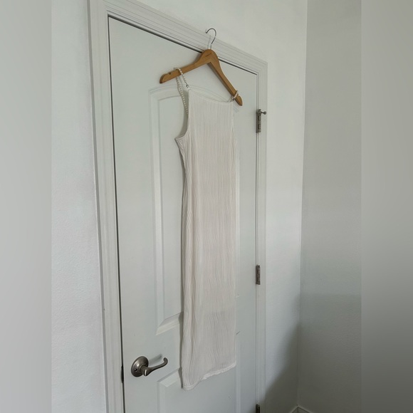 White Ripple Texture Body-con Dress - Picture 2 of 9